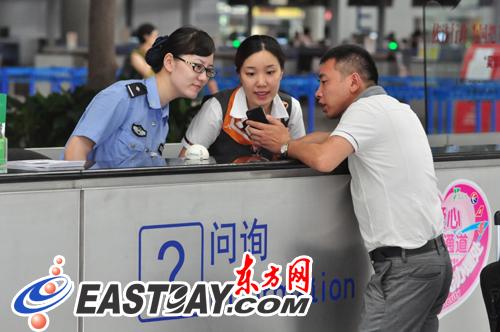 "在机场问询处携手"翔音组"为出入境旅客提供12国语言的通关咨询服务