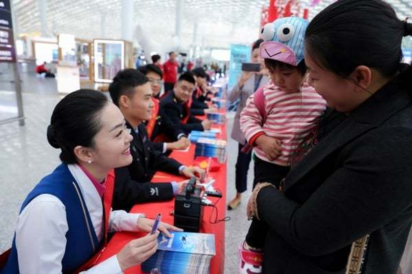 为旅客提供现场咨询服务 摄影:詹璐华3月15日,深圳机场联合机场出入境